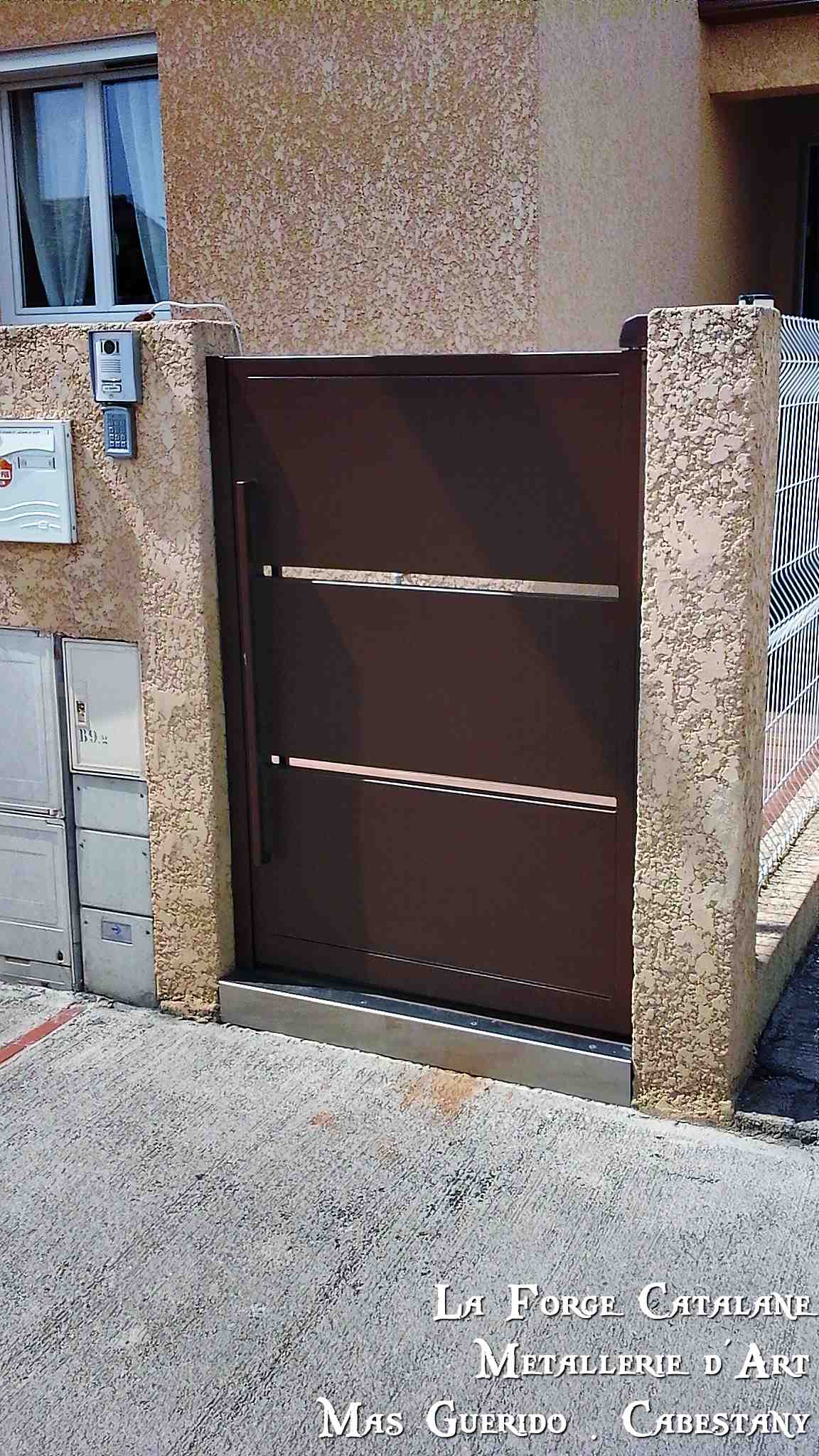 Portillon moderne tole caissonnee fer La Forge Catalane Cabestany.jpg